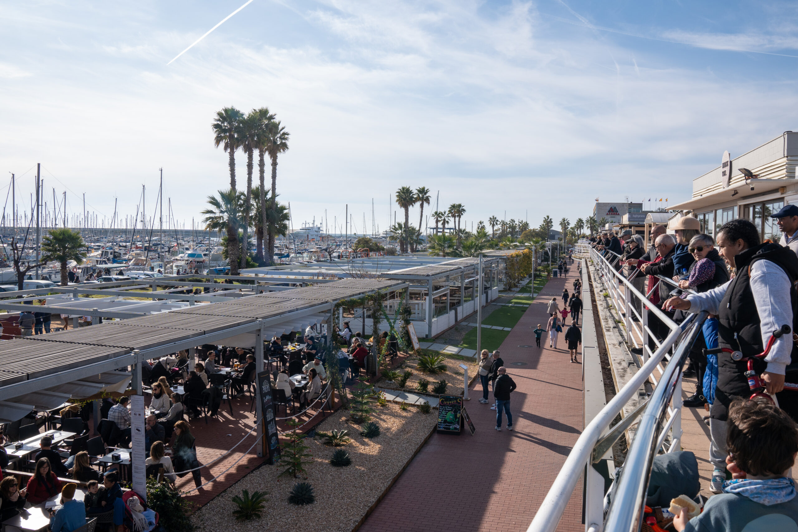 Vista general des del pis de dalt de la zona comercial del Port