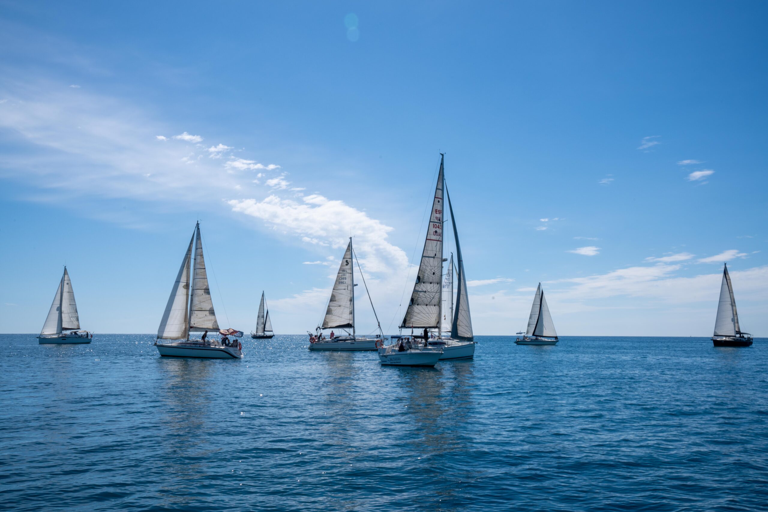 Vaixells sobre l'aigua en una regata