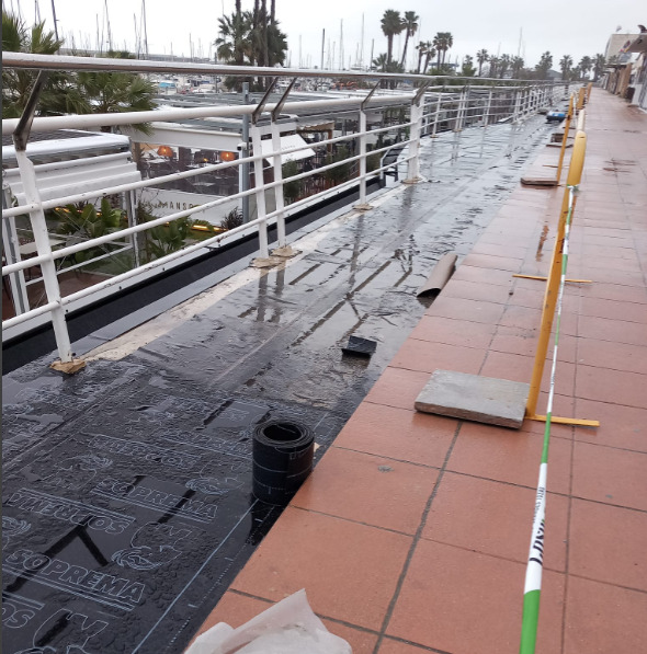 Vista del paviment del passeig superior del Port